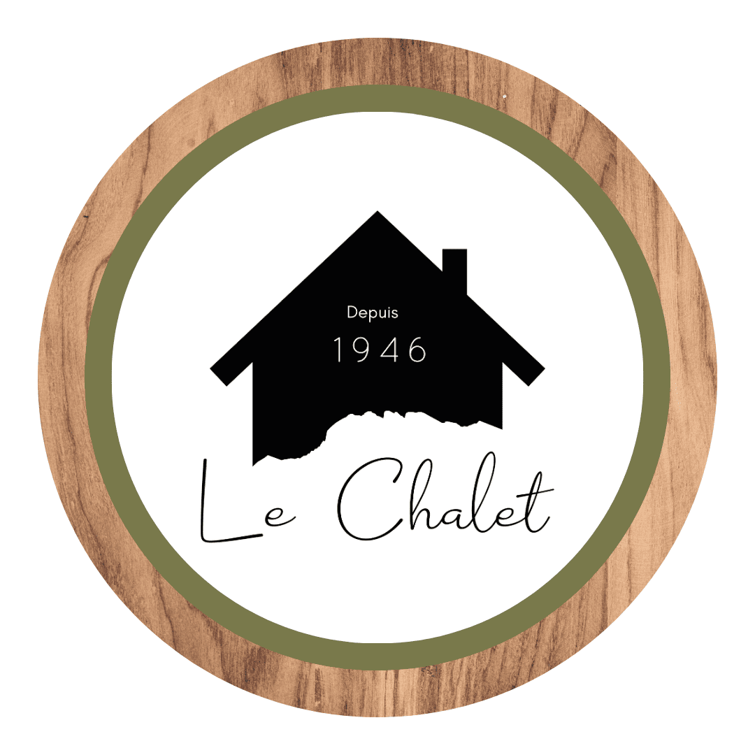 Logo de l'hôtel restaurant Le Chalet à Gresse-en-Vercors. Icône noire d'un chalet, coupé de la silhouette du Grand Veymont. "Depuis 1946" inscrit dans l'icône. "Le Chalet" écrit au dessus.
